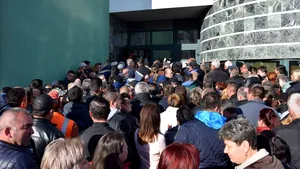 GALERIE FOTO Sute de persoane, în faţa Primăriei Alba Iulia pentru a reuşi să închirieze un loc de parcare