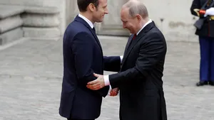 Palatul Elysée: Emmanuel Macron şi Vladimir Putin au vorbit o oră la telefon