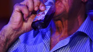 Spirtul, băutura săracului. Zece persoane au murit după ce au băut spirt contrafăcut 