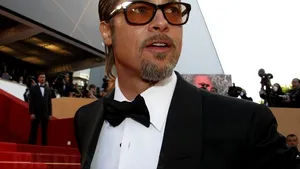 Brad Pitt, în baston, după ce s-a lovit la un picior