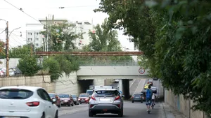 Pasajul CFR Constanţa din Sectorul 1 a fost consolidat, dar pe jumătate. Motivul? Doar atât le aparţine