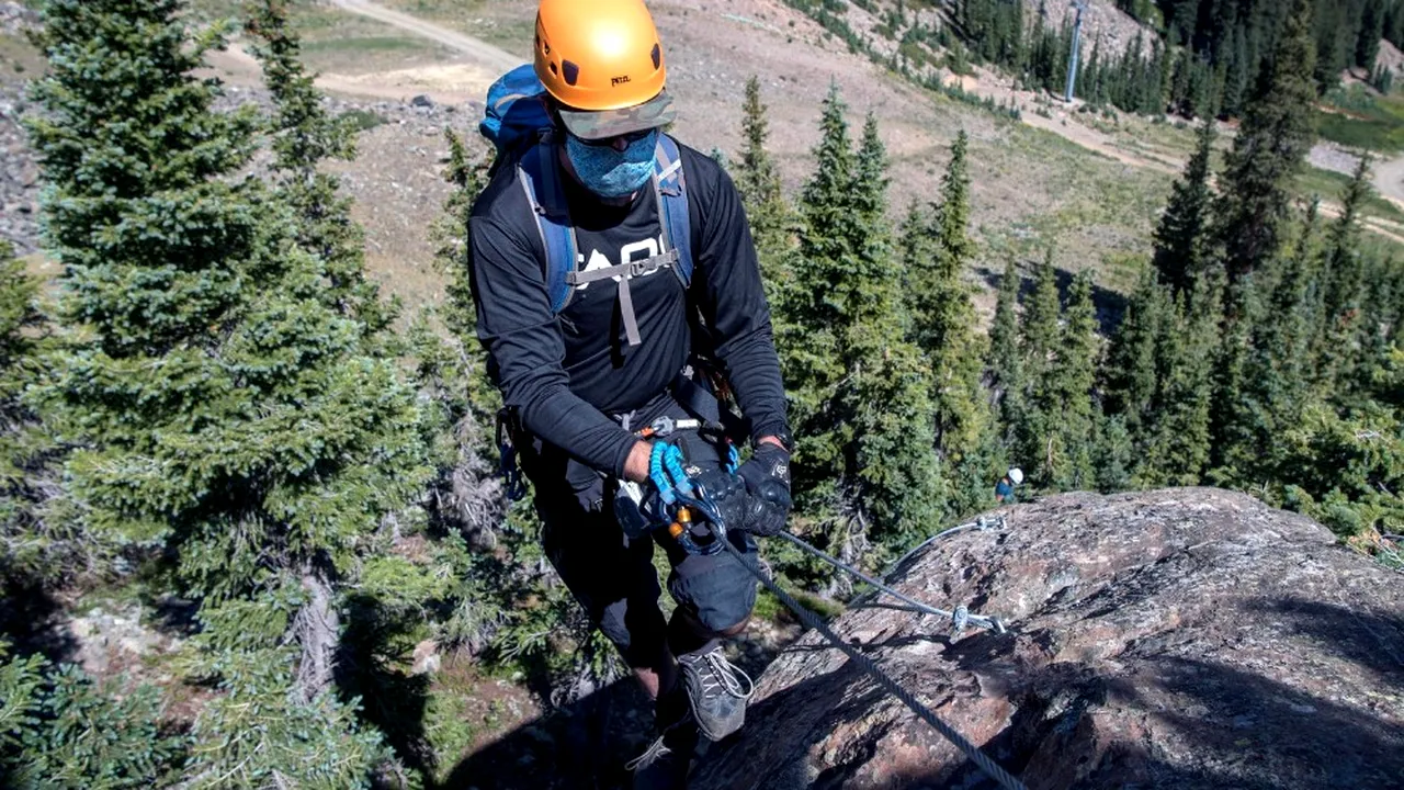 Un nou traseu de Via Ferrata, cu un pod înalt de 35 de metri şi lung de 33 a fost inaugurat în Bihor