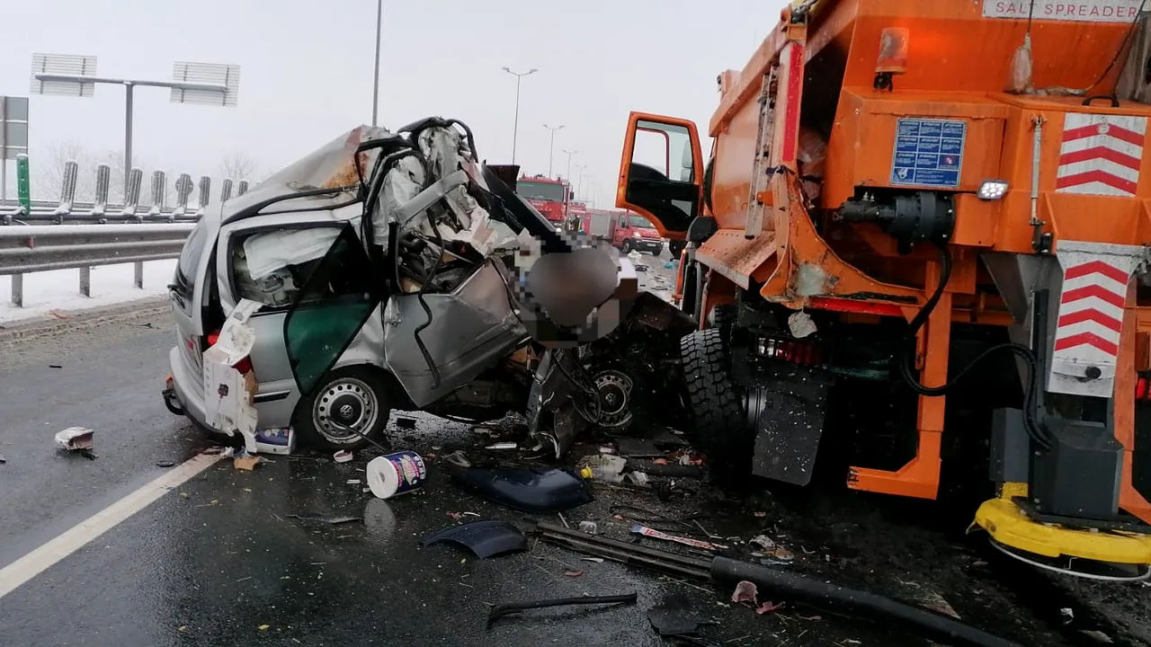 Accident grav pe autostrada A1. Trei persoane decedate şi una rănită grav. Coliziune cu un utilaj de deszăpezire