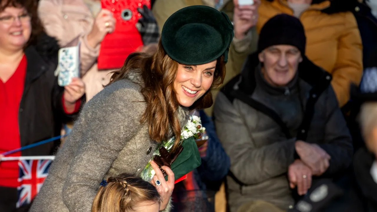 Petrecere pe Zoom cu Regina Elizabeth a Marii Britanii. Prinţesa Charlotte îşi serbează ziua de naştere online