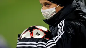 Spectatori cu măşti de protecţie la meciul Dinamo Kiev-Inter Milano, din LC