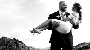 Dragostea inedită. Cupluri atipice celebre şi mai puţin cunoscute care ne demonstrează că iubirea nu ţine cont de vârstă, greutate, gen sau rasă