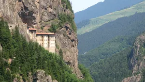 Misterul mănăstirii care sfidează gravitația. La 1.200 de metri, frescele ascund o poveste tulburătoare