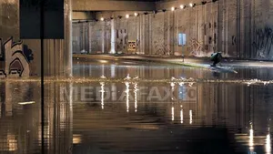 Vaslui: Străzi inundate şi maşini blocate în trafic, în urma unei ploi torenţiale. Stadionul Municipal a fost inundat