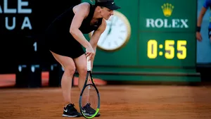 GALERIE FOTO Simona Halep a abandonat la Roma. Românca a părăsit terenul în lacrimi după o oră de joc