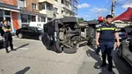 Accident spectaculos. Un SUV-ul a intrat în două maşini parcate şi s-a răsturnat. Șoferul, tesat pozitiv la substanțe psihoactive, patron al unui cunoscut restaurant