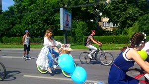 GALERIE FOTO, VIDEO 600 de femei îmbrăcate cochet, la pedalare pe străzile Timişoarei: Bicicleta, cel mai frumos accesoriu