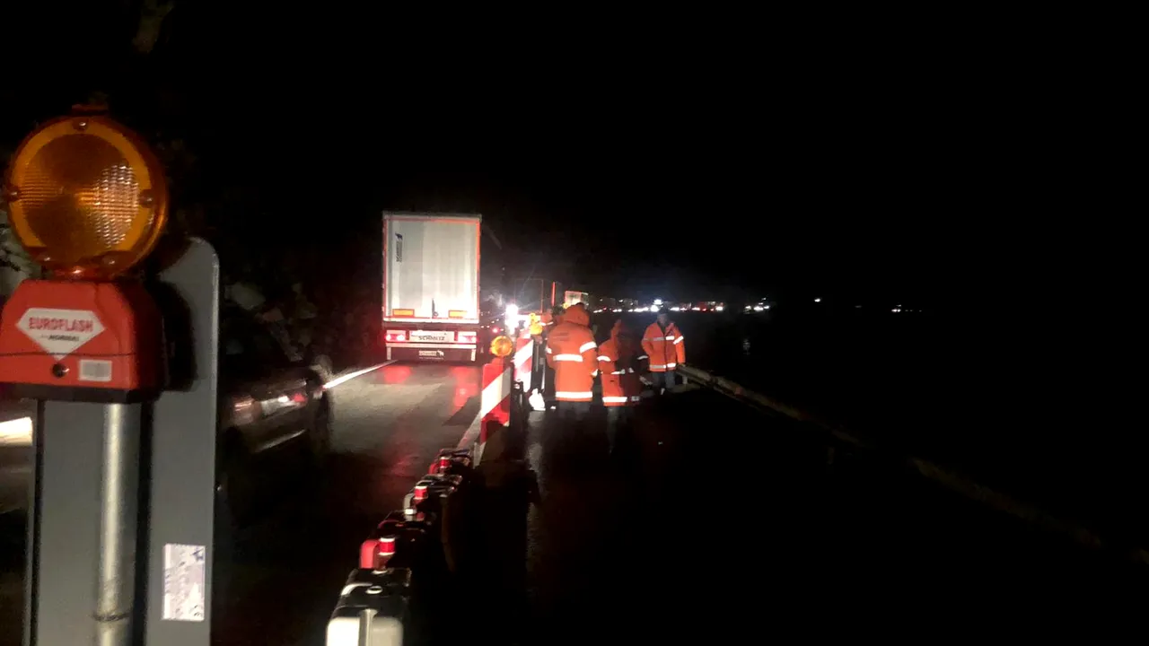 Trafic restricţionat pe Valea Oltului, după ce un zid de sprijin s-a prăbuşit | GALERIE FOTO