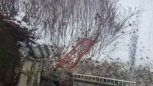 FOTO&VIDEO Circulație închisă în Maramureș, după ce a căzut grinda marginală a podului peste râul Vișeu