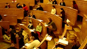 Guvernul a decis ca profesorii universitari să fie pensionaţi la 65 ani