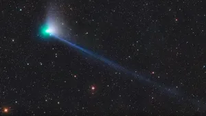 O cometă vizibilă odată la 50.000 de ani se apropie de Pământ