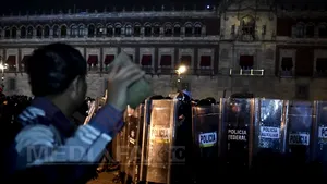 Confruntări între manifestanţi şi poliţie în faţa Palatului Naţional din Mexico