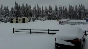 FOTO Turişti blocaţi la o pensiune din Munţii Şureanu. Aceştia nu pot pleca din cauza zăpezii 