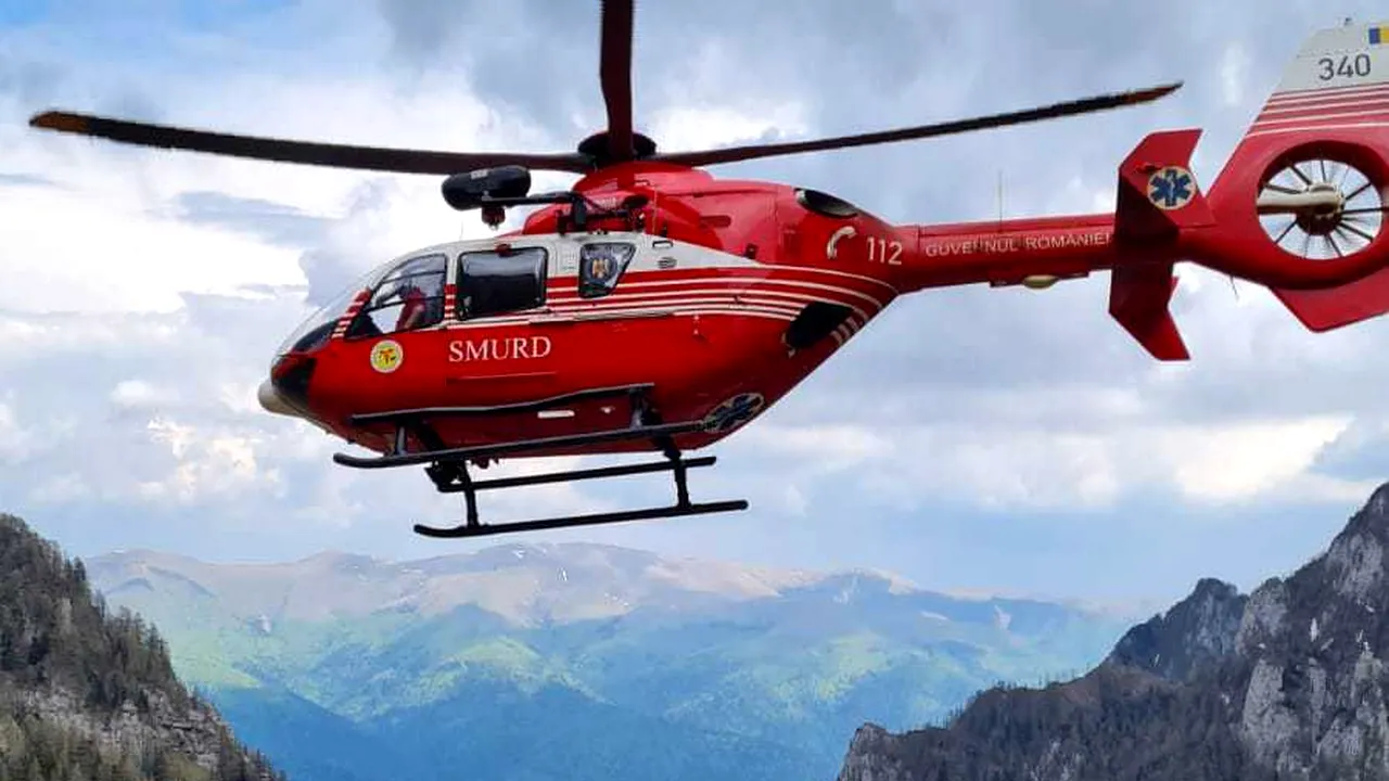 Doi turişti, soţ şi soţie, preluaţi cu  elicopter SMURD după ce au alunecat zeci de metri pe munte