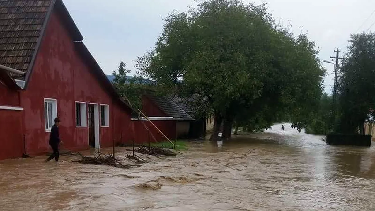 Furtuna a făcut ravagii la Arad: Gospodării şi drumuri au fost inundate, iar o maşină a fost luată de viitură şi aruncată într-un şanţ | FOTO, VIDEO