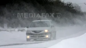 În Pasul Tihuţa a nins. Drumarii au intervenit cu 40 de tone de antiderapant