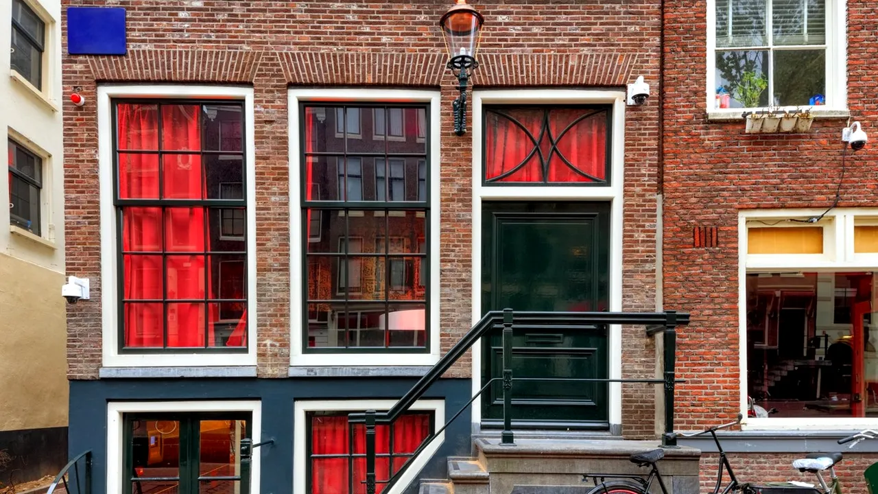 Primarul oraşului Amsterdam încearcă să regândească funcţionalitatea celebrului Cartier roşu