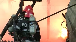 INCENDIU puternic la un târg de haine second-hand din Craiova. Suprafaţa arsă: 5.000 metri pătraţi - GALERIE FOTO