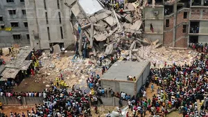 REPORTAJ - Amintiri dureroase pentru salvatorii din Bangladesh: Când încerc să dorm, aud strigând: «te rog, fratele meu, salvează-mă, salvează-mă» - FOTO