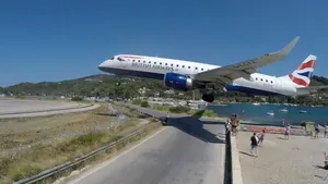 Aterizare cu emoţii: Momentul în care un avion trece la o altitudine mult prea joasă, înainte de a pune roţile pe pista unui aeroport din Grecia | VIDEO