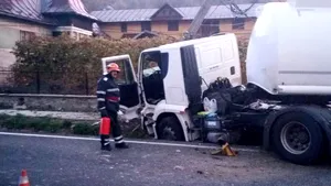 Accident pe DN1: O cisternă cu zeci de tone de combustibil a lovit un stâlp de electricitate - FOTO