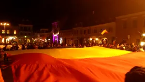 GALERIE FOTO Aproximativ 200 de persoane au protestat la Braşov/ Timişorenii au realizat steagul Uniunii Europene din hârtii colorate