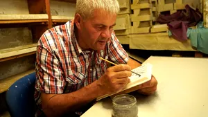 Poştaşul din Cisnădioara este ultimul sas din România care face cahle tradiţionale de sobă