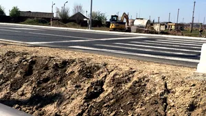 Nădlac: Şanţuri adânci la capetele unui marcaj pietonal de pe un drum naţional - FOTO
