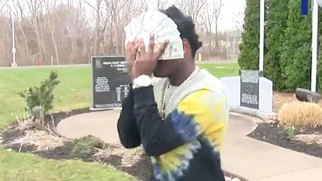 Opulenţa afişată de un controversat rapper american când iese din închisoare. Cu ce şi-a acoperit faţa pentru a nu fi identificat | VIDEO