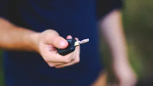 Hoţ ingenios la Constanţa: a pus mâna, prin intermediul Facebook, pe cheile pierdute ale unei maşini şi a dispărut cu automobilul