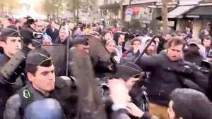 Sute de manifestanţi la Paris, în sprijinul refugiaţilor şi împotriva stării de urgenţă. Poliţia a intervenit cu bastoane şi spray-uri iritante - VIDEO