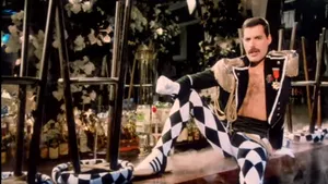 Ascultă SMART RADIO. Videoclipul piesei 