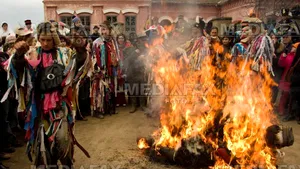 Tineri îmbrăcaţi în costume de miri şi mirese, însoţiţi de ”mascaţi”, la carnavalul din Belin 