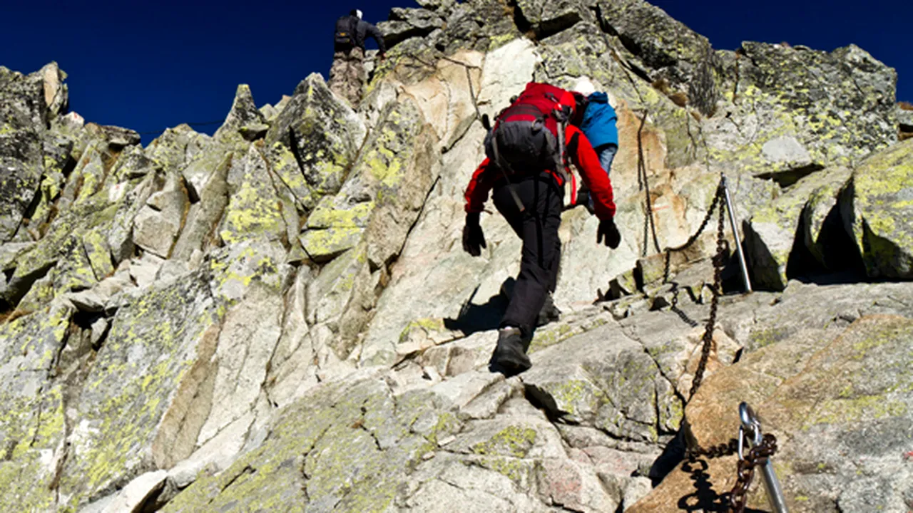 O campioană la alpinism a escaladat o clădire folosind două aspiratoare - VIDEO