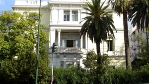 Atac la Atena. Un poliţist a fost rănit după ce o grenadă a fost aruncată spre Ambasada Franţei