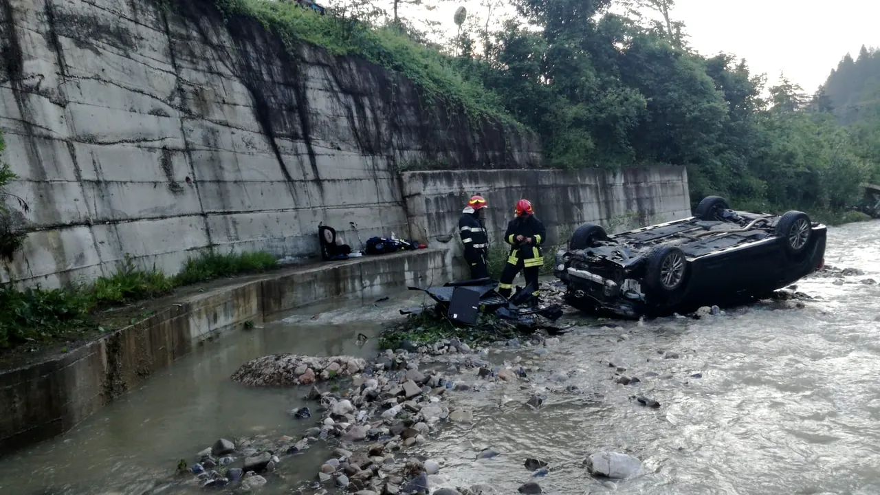 Patru persoane au fost rănite după ce o maşină a căzut de pe DN 1, într-un râu, în Timişu de Sus. FOTO