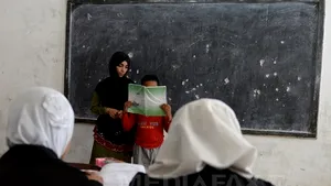 Shamsia, o tânără afgană stropită cu acid pe drumul către şcoală în 2007, a devenit profesoară: 