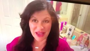 O reporteriţă TV şi-a înregistrat din greşeală soţul dezbrăcat la duş. De ce s-a filmat în baie. VIDEO