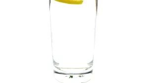 6 trucuri ca să bei mai multă apă