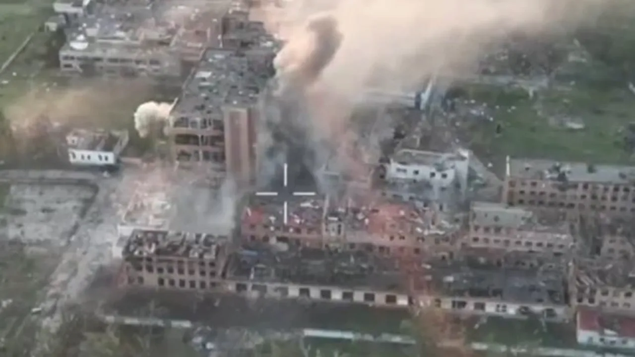 Ucraina se răzbună pentru Mariupol. Militari ruşi din Brigada 83 Aeropurtată sunt înconjuraţi de trei săptămâni într-o fabrică din localitatea de graniţă Vovchansk