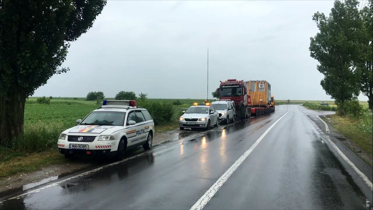 Restricţii pe mai multe drumuri naţionale din cauza unui transport agabaritic | FOTO 