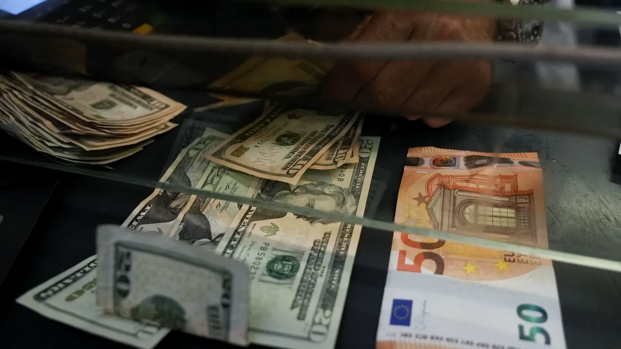 Euro se prăbuşeşte în faţa dolarului. Şi acţiunile europene scad după ce Rusia a închis Nord Stream 1