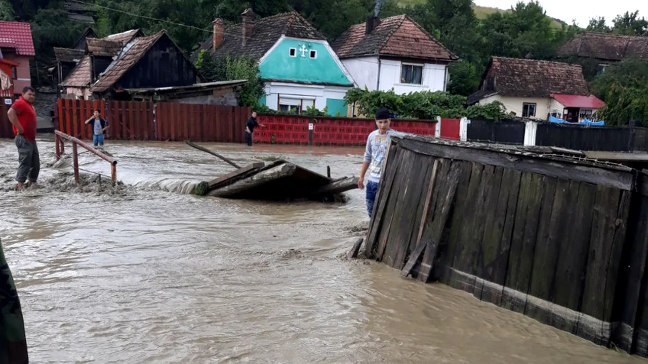 ALERTĂ în Alba. Mai multe persoane surprinse de viitură. Intervin aproape 100 de pompieri/ Imagini dramatice cu inundaţiile din zonă. Un drum naţional este blocat - FOTO, VIDEO