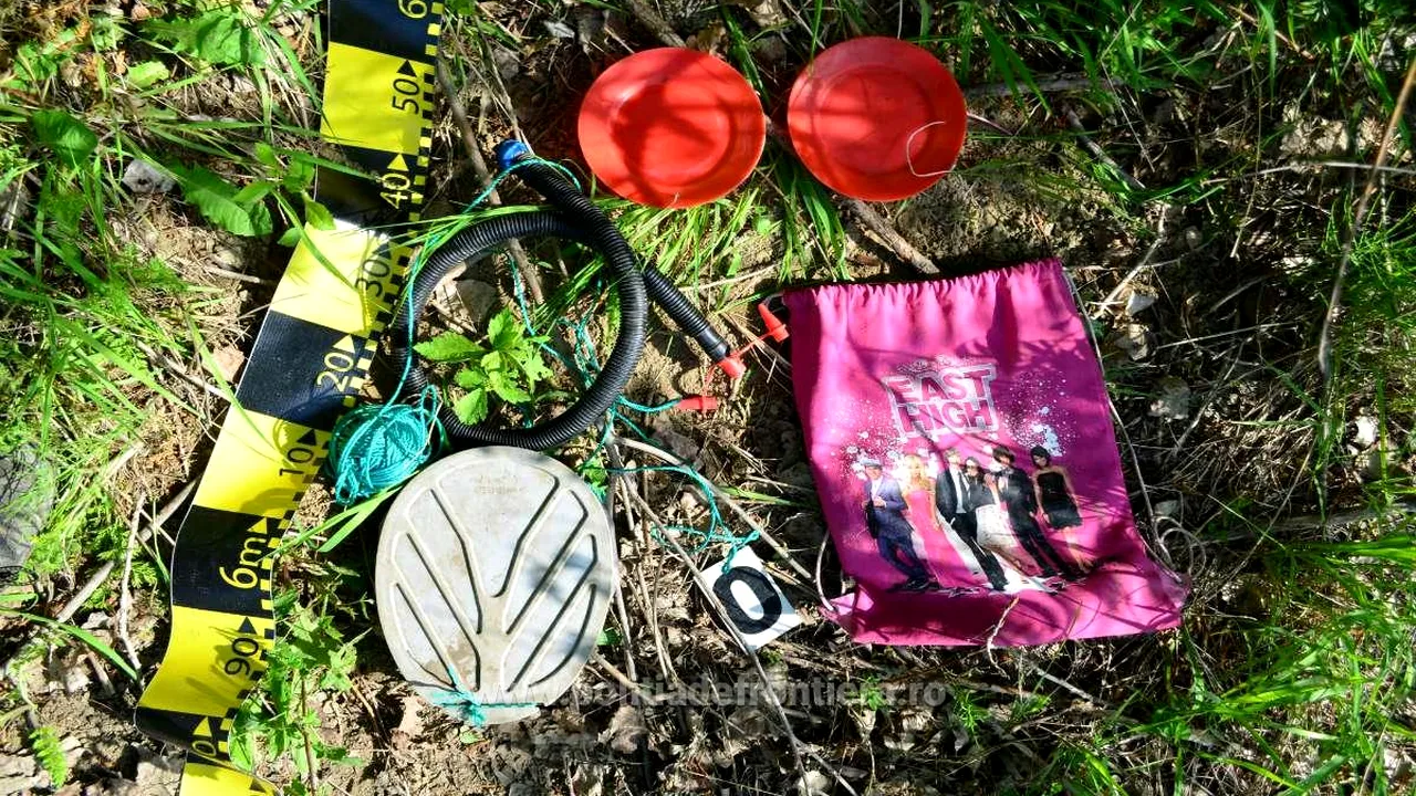 Pachete de ţigări aduse ilegal în România cu o saltea pneumatică şi vâsle din farfurii de plastic