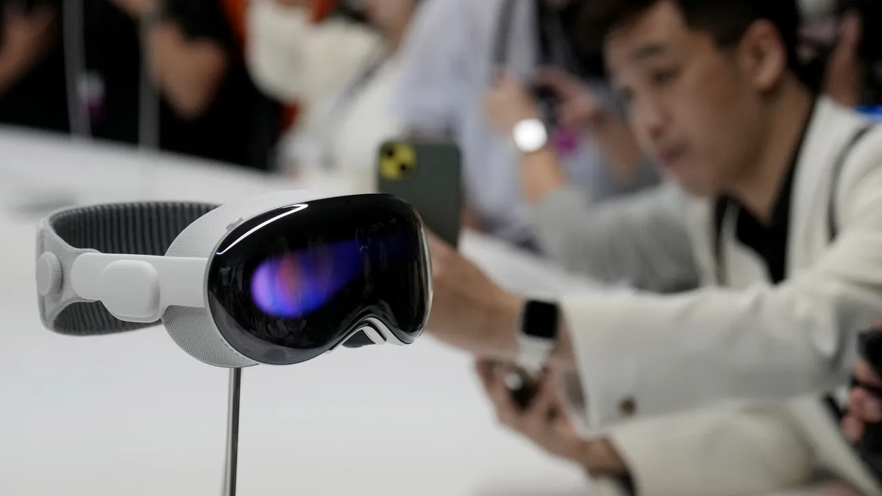 Apple plănuieşte implementarea inteligenţei artificiale pe căştile Vision Pro. Când va avea loc lansarea