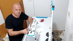 Croitorul român care face măşti de protecţie împotriva coronavirusului gratis în Italia. Primeşte sute de cereri 